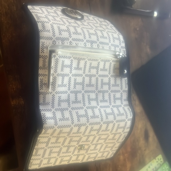 Tommy Hilfiger women’s wallet. - Picture 3 of 3